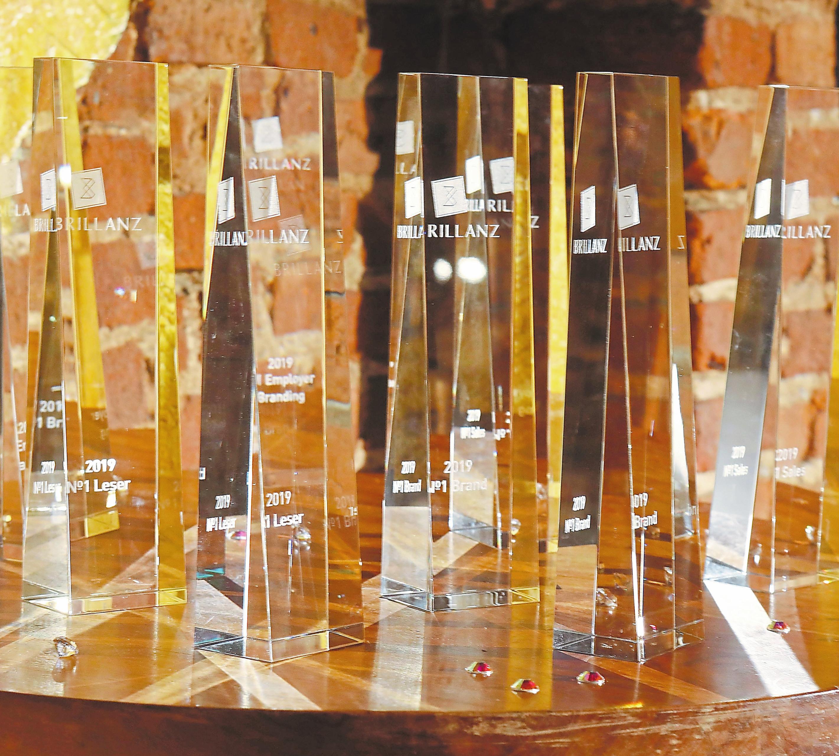 Frisch poliert und heiß begehrt – die Brillanz-Awards warten auf die Übergabe. Frisch poliert und heiß begehrt – die Brillanz-Awards warten auf die Übergabe.