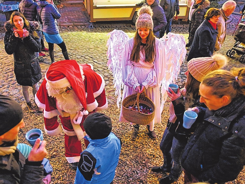 Weihnachtsmann und Engel haben kleine Gaben für die jüngsten Besucher. FOTOS: THOMAS BILLER Weihnachtsmann und Engel haben kleine Gaben für die jüngsten Besucher. FOTOS: THOMAS BILLER