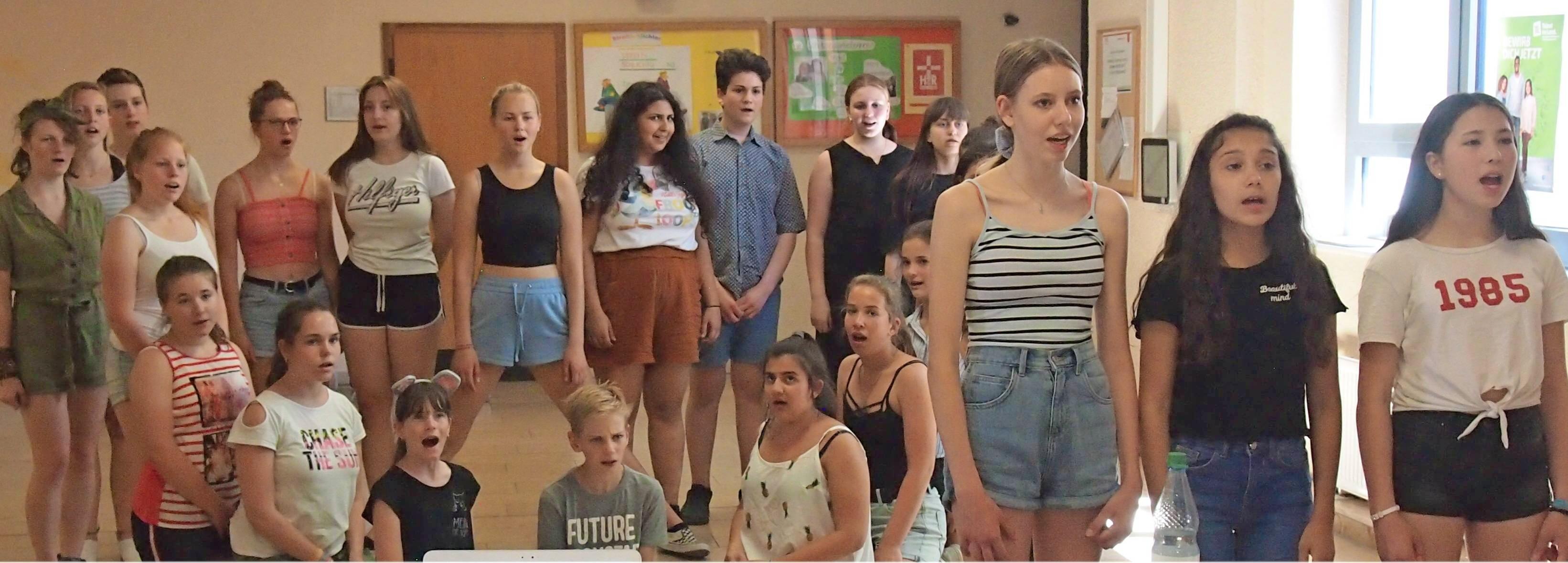 Mit großer Begeisterung proben die Schülerinnen und Schüler der Hermann-Greiner-Realschule Neckarsulm für das Musical „Oliver Twist“. Foto: privat Mit großer Begeisterung proben die Schülerinnen und Schüler der Hermann-Greiner-Realschule Neckarsulm für das Musical „Oliver Twist“. Foto: privat