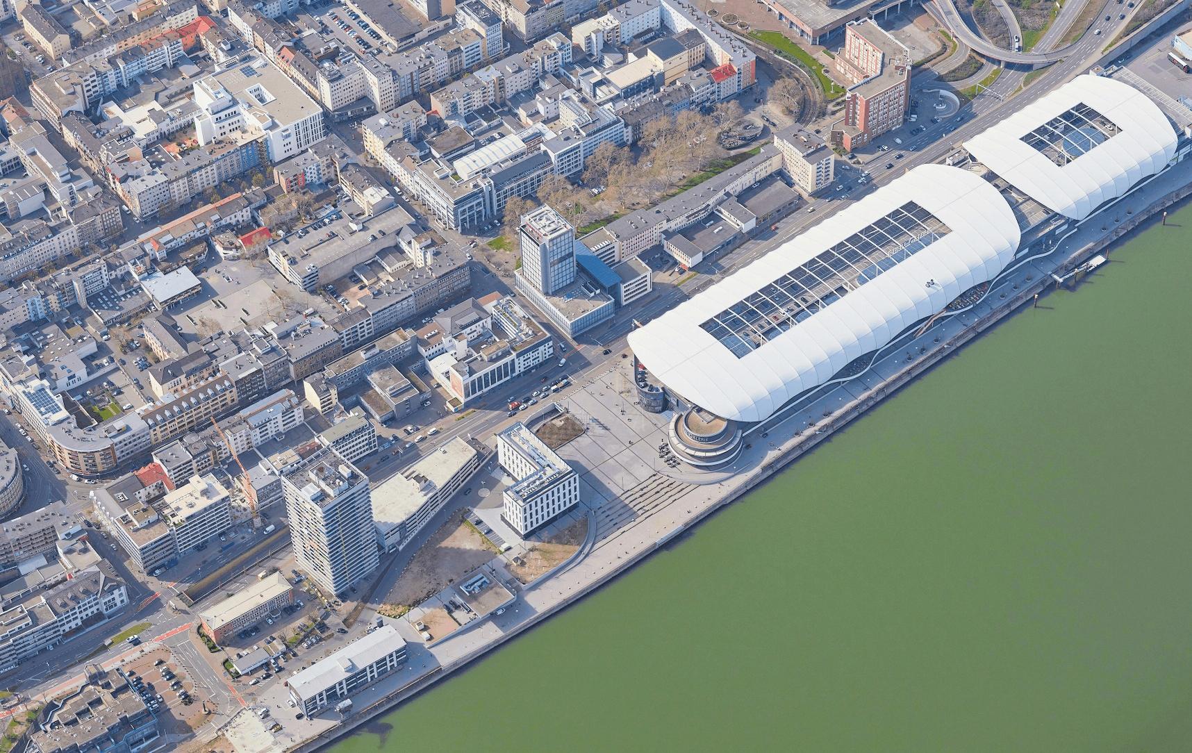 Stadt am Wasser: Die Ausrichtung zum Rhein hin stellt Ludwigshafen für die Zukunft auf. FOTO: STADT LUDWIGSHAFEN/FREI Stadt am Wasser: Die Ausrichtung zum Rhein hin stellt Ludwigshafen für die Zukunft auf. FOTO: STADT LUDWIGSHAFEN/FREI