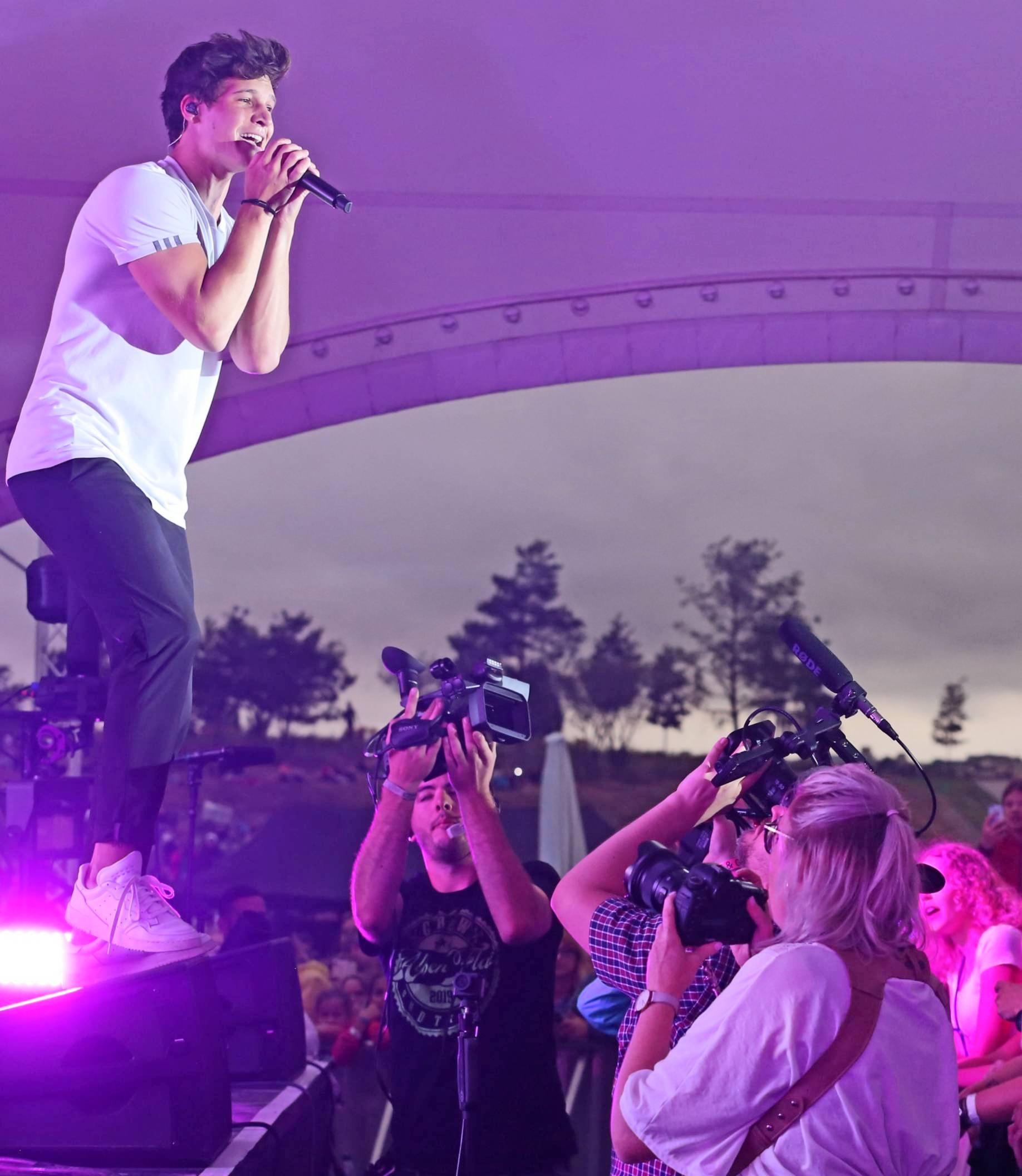 Wincent Weiss hautnah erleben: Der Mädchenschwarm bringt das junge Publikum an der Sparkassenbühne auf Touren. Der Popstar trifft mit seinen Texten über die Liebe und das Leben den Nerv der Zeit. Wincent Weiss hautnah erleben: Der Mädchenschwarm bringt das junge Publikum an der Sparkassenbühne auf Touren. Der Popstar trifft mit seinen Texten über die Liebe und das Leben den Nerv der Zeit.