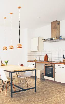 Einzigartige Flächenwirkung: Mit modernem Hochkant-Parkett zieht ein urbaner Look ein, der eine trendige Alternative zu Landhausdiele, Schiffsboden und Co. darstellt. Foto: HLC/Berg & Berg Einzigartige Flächenwirkung: Mit modernem Hochkant-Parkett zieht ein urbaner Look ein, der eine trendige Alternative zu Landhausdiele, Schiffsboden und Co. darstellt. Foto: HLC/Berg & Berg