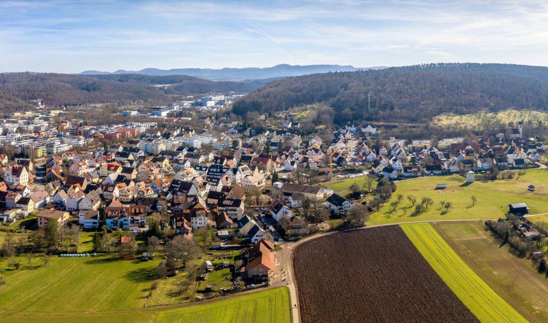 Wohnen und arbeiten am Rammert-Rand, eingebettet ins Steinlachtal mit bester Verkehrsanbindung: Derendingen mit seinem gewachsenen Ortskern und einem ausgedehnten Gewerbegebiet ist Tübingens südlichster Stadtteil und wurde 1934 eingemeindet. Archivbild: Ulrich Metz