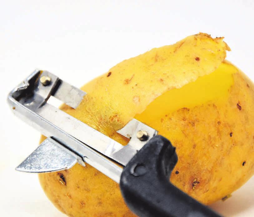 Hier wird Hausarbeit gewürdigt: die flinken Kartoffelschäler haben Aussicht auf einen Pokal. Hier wird Hausarbeit gewürdigt: die flinken Kartoffelschäler haben Aussicht auf einen Pokal.
