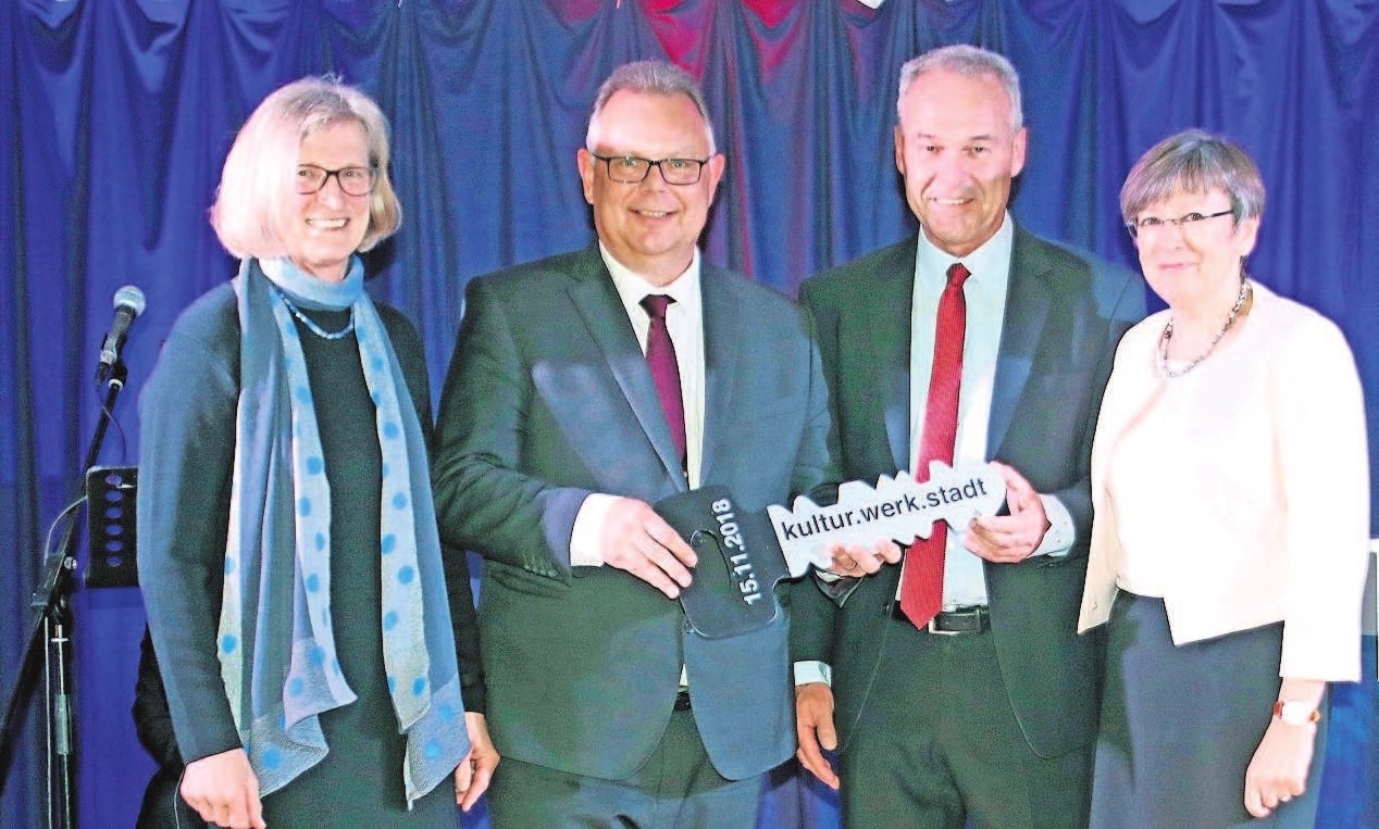 Dr. Michaela Probst-Steinmann, Kulturbürgermeister Martin Stingl, Oberbürgermeister Frank Rebhan und Regierungspräsidentin Heidrun Piwernetz (v.l.) bei der symbolischen Schlüsselübergabe. Dr. Michaela Probst-Steinmann, Kulturbürgermeister Martin Stingl, Oberbürgermeister Frank Rebhan und Regierungspräsidentin Heidrun Piwernetz (v.l.) bei der symbolischen Schlüsselübergabe.