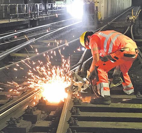 Die Arbeiter bewältigten die Aufgabe mit Bravour Die Arbeiter bewältigten die Aufgabe mit Bravour