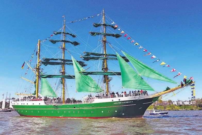 Tragen bei zum bunten Bild auf der Elbe: das Traditionsschiff „Alexander von Humboldt II“. Fotos: Hamburg Messe und Congress, Nicolas Maack