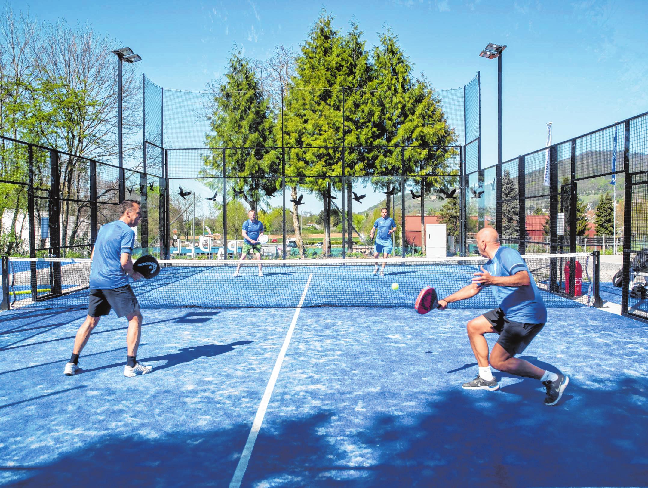 Der Padel-Platz ist von Kunststoffwänden umgeben, die ähnlich wie beim Squash ins Spiel miteinbezogen werden. Bild: Thomas Neu