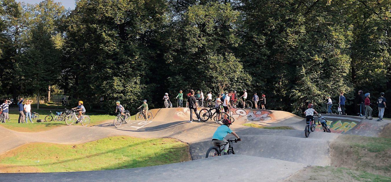 Ob mit Roller oder Rad: Auf dem „Kost Pumptrack“ ist immer was los. Bild: Uhland2