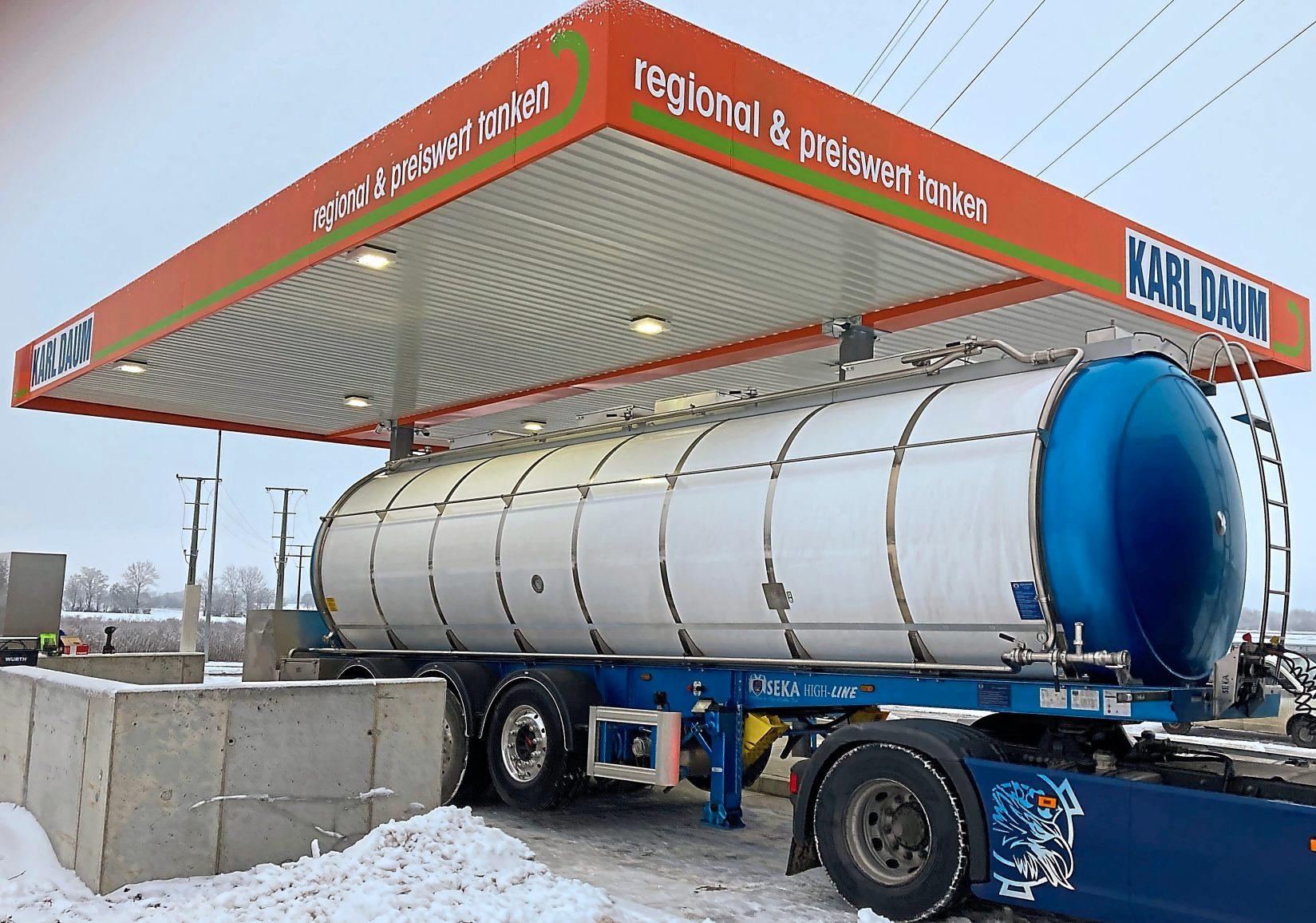 „Regional & preiswert tanken“ ist das Motto der neuen 24-Stunden-Tankstelle im interkommunalen Gewerbegebiet Preith. Die Firma Karl Daum hat sie nach modernsten Kriterien errichtet. Fotos: Bauer/Daum „Regional & preiswert tanken“ ist das Motto der neuen 24-Stunden-Tankstelle im interkommunalen Gewerbegebiet Preith. Die Firma Karl Daum hat sie nach modernsten Kriterien errichtet. Fotos: Bauer/Daum