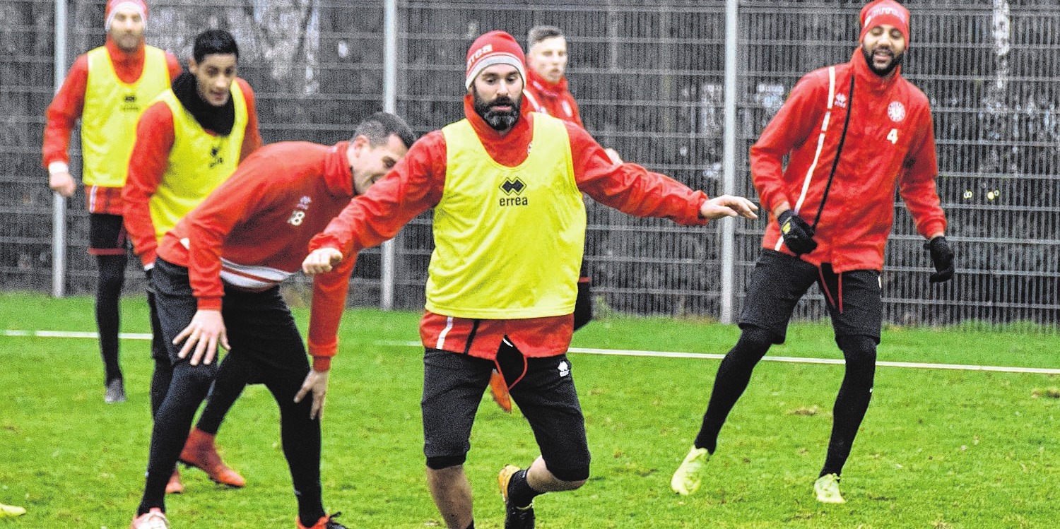 Aufwärmen, laufen und den Ball treffen – die Spieler kamen motiviert aus der Winterpause. Foto: tau Aufwärmen, laufen und den Ball treffen – die Spieler kamen motiviert aus der Winterpause. Foto: tau