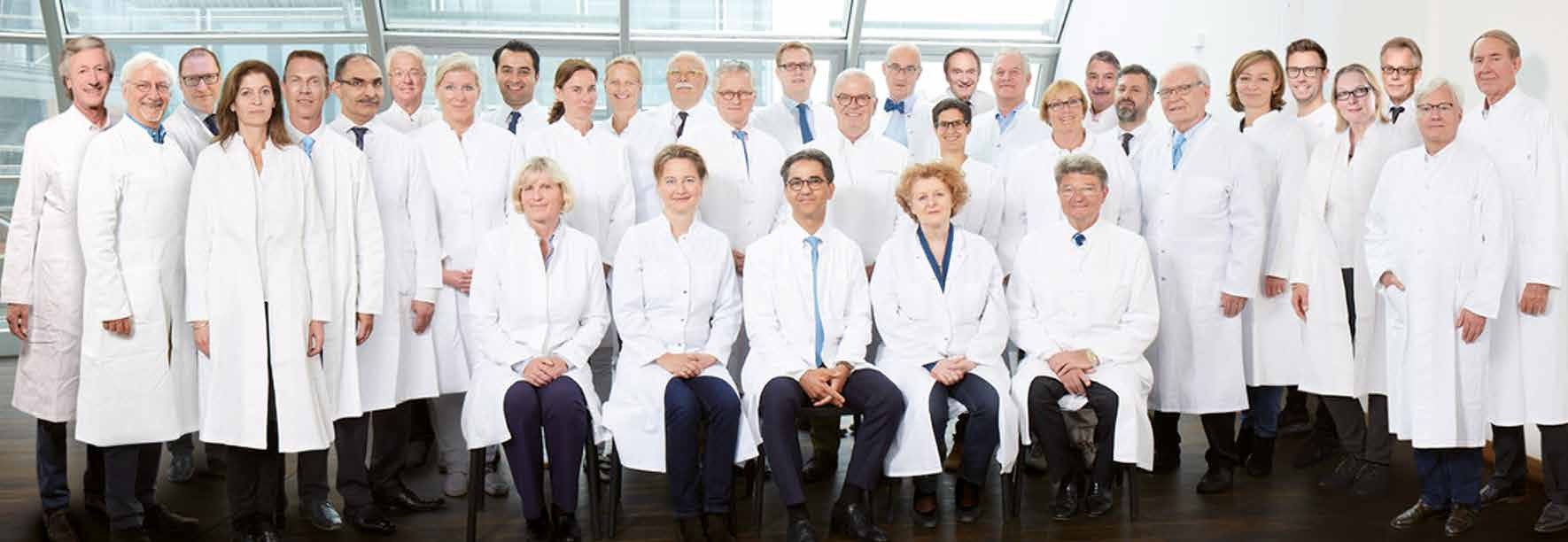Dr. Ahmadi-Simab (Mitte) im Kreise seiner Kolleginnen und Kollegen im MEDIZINICUM Hamburg. Aktuell besteht sein Team aus 34 Spezialisten, die mehr als 20 medizinische Fachrichtungen vertreten.