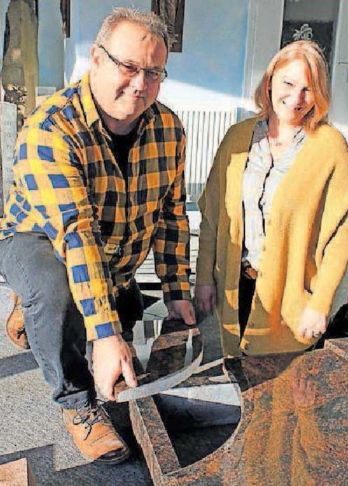 Zeigen eine Grabplatte mit entnehmbarem Teilstück: Stephan Biess und seine Ehefrau Carmen. FOTO: LMOFOTO: LMO Zeigen eine Grabplatte mit entnehmbarem Teilstück: Stephan Biess und seine Ehefrau Carmen. FOTO: LMOFOTO: LMO