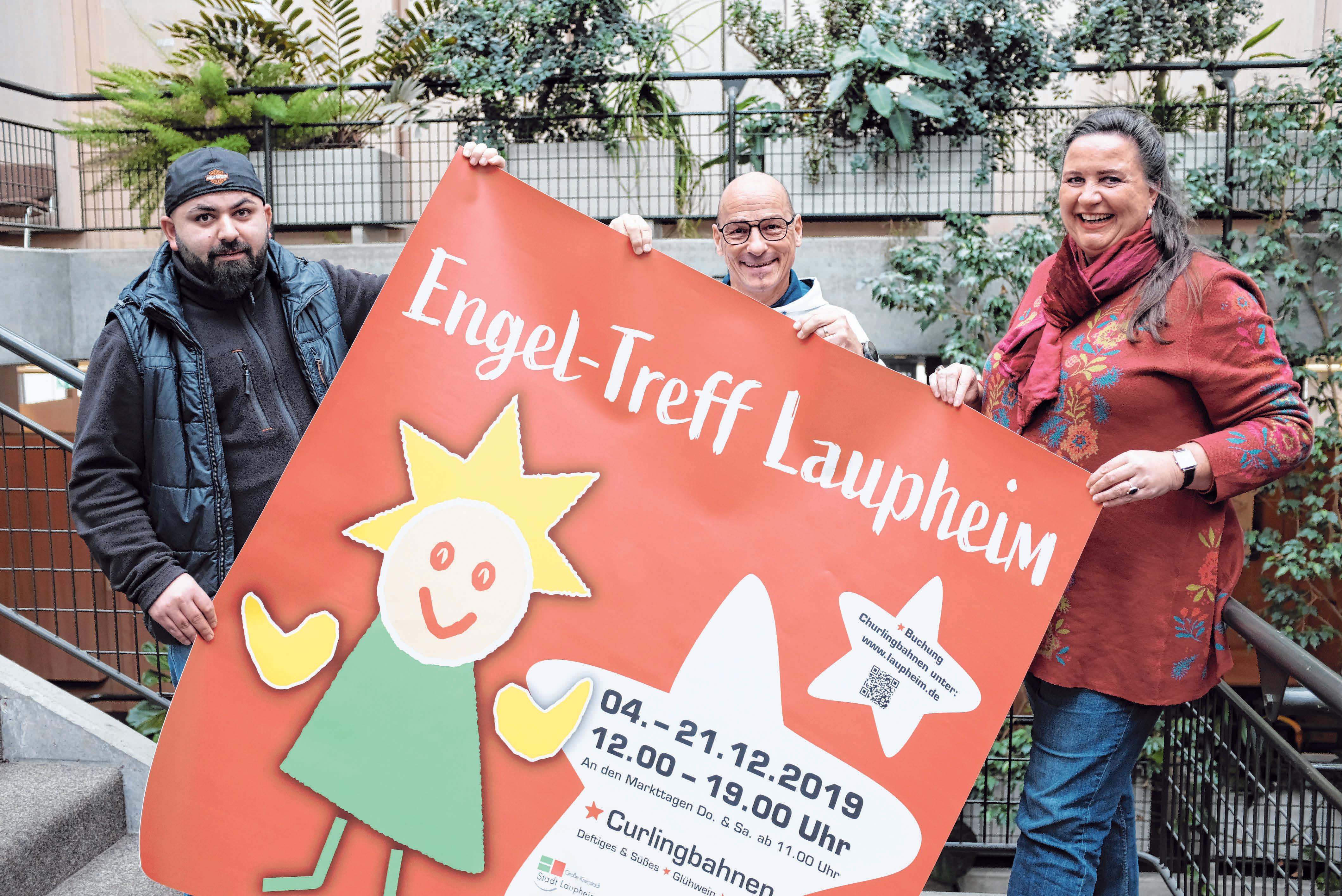 Laden zu vorweihnachtlichem Genuss in Laupheims Innenstadt: Treffpunkt-Vorsitzender Harry Remane (Mitte). Wirtschaftsförderin Barbara Klause und Serkan Güldag, der als Streetfood-Spezialist für die „Genusshütten“ zuständig ist. FOTO: AXEL PRIES Laden zu vorweihnachtlichem Genuss in Laupheims Innenstadt: Treffpunkt-Vorsitzender Harry Remane (Mitte). Wirtschaftsförderin Barbara Klause und Serkan Güldag, der als Streetfood-Spezialist für die „Genusshütten“ zuständig ist. FOTO: AXEL PRIES