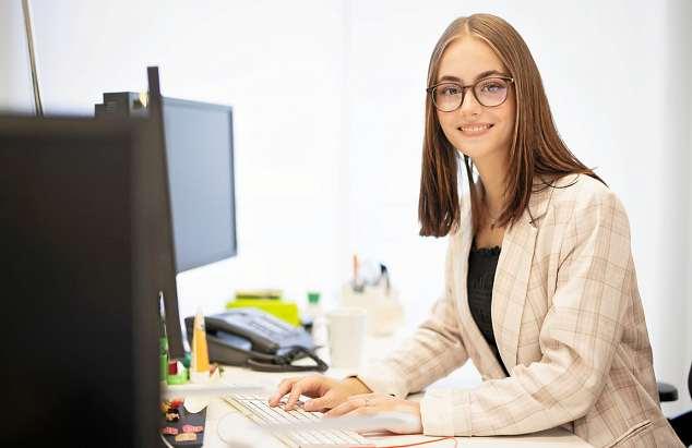 Update: Angehende Bankkaufleute erlernen während ihrer Ausbildung inzwischen mehr kommunikative und digitale Kompetenzen. FOTO: MLENNY / GETTY IMAGES Update: Angehende Bankkaufleute erlernen während ihrer Ausbildung inzwischen mehr kommunikative und digitale Kompetenzen. FOTO: MLENNY / GETTY IMAGES