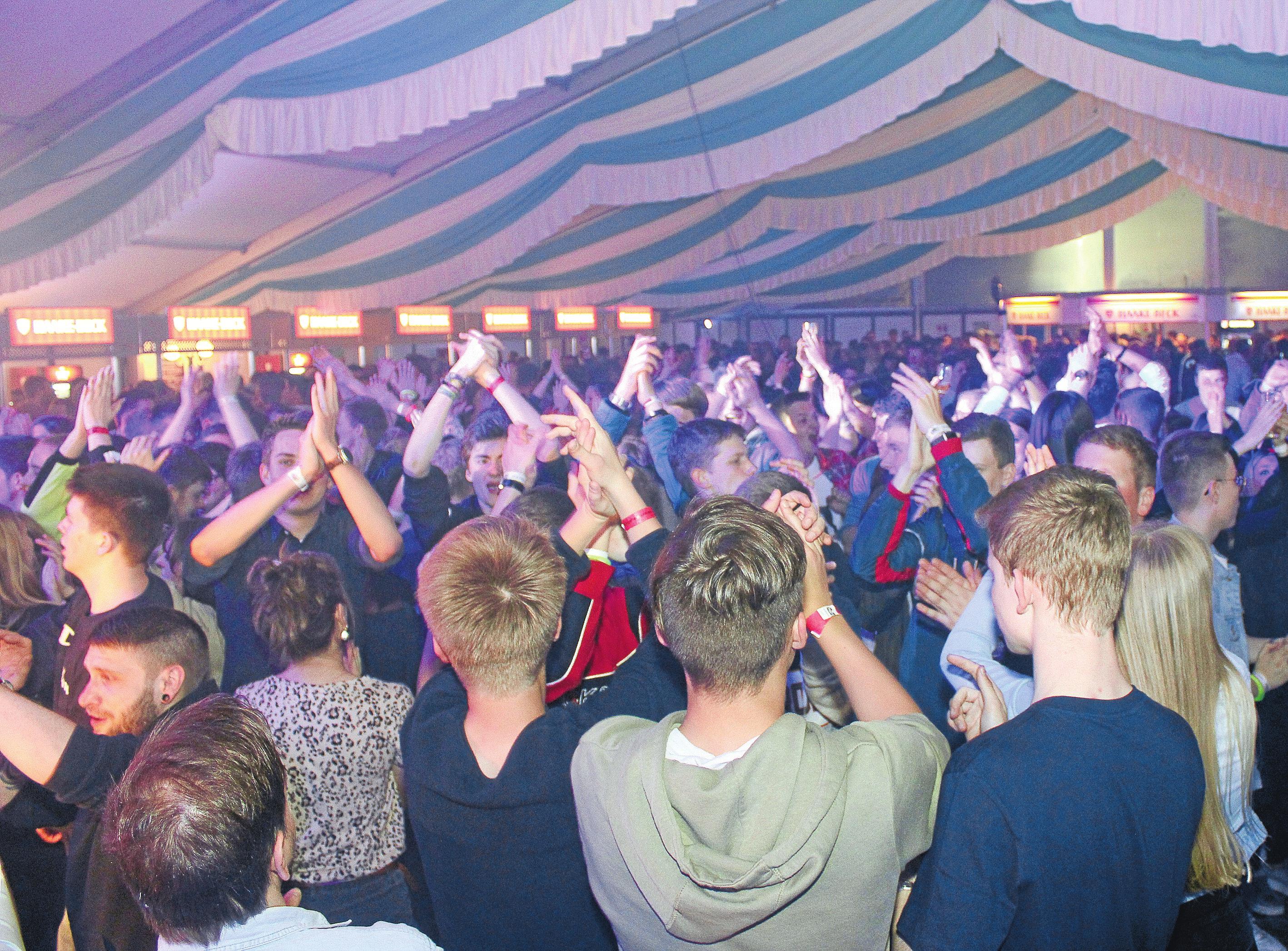 Stimmung im Festzelt: Am Samstagabend geht traditionell in Norddöllen-Astrup die Post ab.