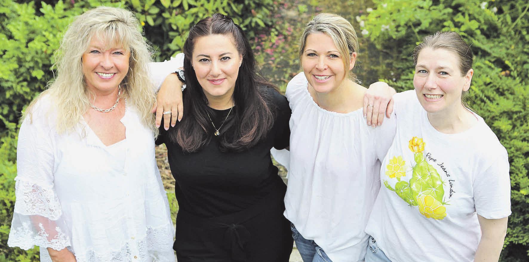 Für die Sonderthemen-Redaktion laufen (v. l.): Melanie Stallmann, Ezgi Ardic, Nicola Paschinski, Nicole Schröder. Nicht mit im Bild ist Saskia Bollmann. Foto: Sebastian Preuß Für die Sonderthemen-Redaktion laufen (v. l.): Melanie Stallmann, Ezgi Ardic, Nicola Paschinski, Nicole Schröder. Nicht mit im Bild ist Saskia Bollmann. Foto: Sebastian Preuß