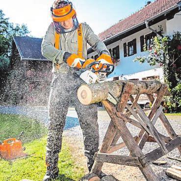 Mit der Motorsäge lässt sich das Holz zuschneiden. Unverzichtbar ist dabei eine geeignete Schutzausstattung. Foto: djd/Stihl Mit der Motorsäge lässt sich das Holz zuschneiden. Unverzichtbar ist dabei eine geeignete Schutzausstattung. Foto: djd/Stihl