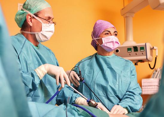 Dr. Wolfgang Reinpold und Dr. Cigdem Berger bei der minimalinvasiven Operation einer Bauchwandhernie