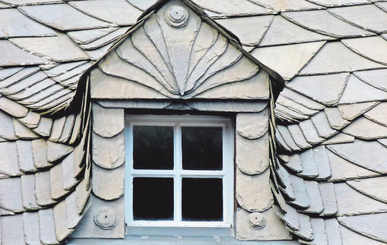 Der in Norddeutschland nicht so übliche Schiefer wird genagelt und ist überaus sturmsicher. Foto: Didi01/pixelio.de Der in Norddeutschland nicht so übliche Schiefer wird genagelt und ist überaus sturmsicher. Foto: Didi01/pixelio.de