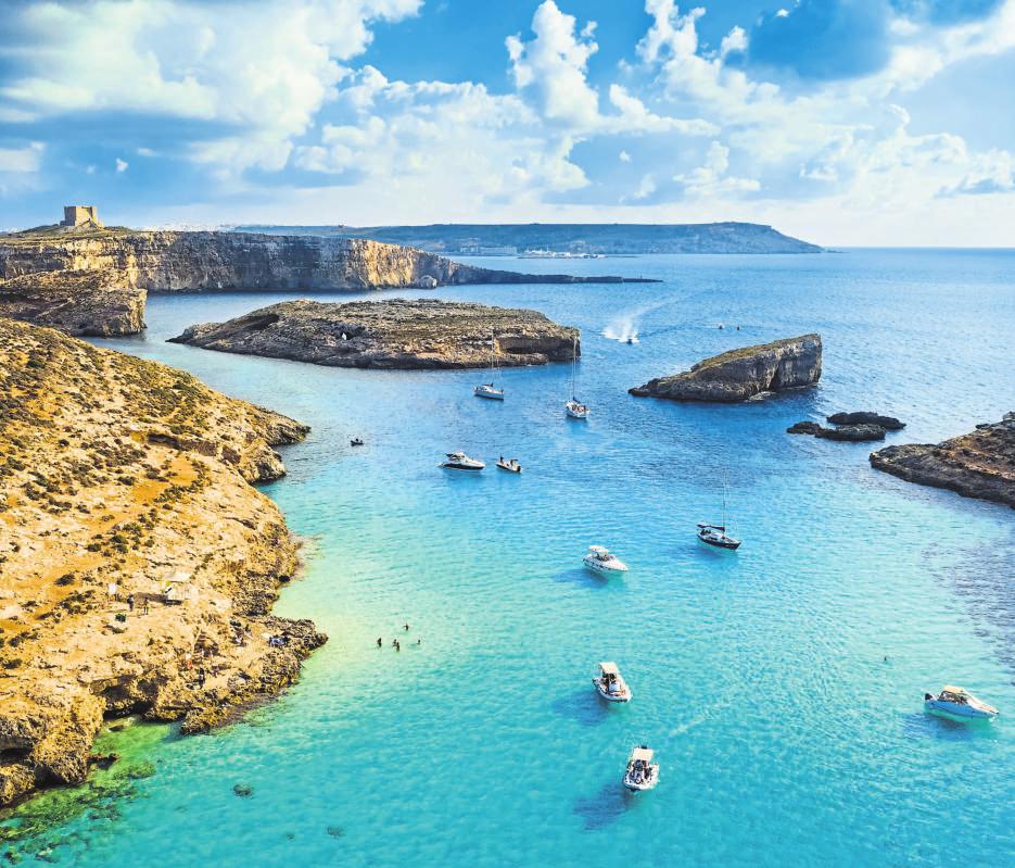 Entre un moment de détente lors d'un coucher de soleil sur l'île de Gozo (ci-dessus), ou bien au cours d'une baignade dans le bleu turquoise des eaux de Comino (à gauche), Malte regorge de trésors à redécouvrir et à rechercher... Photos: Shutterstock