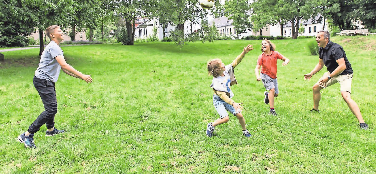 Erzieher und Erzieherinnen haben eine große Akzeptanz in der Bevölkerung. Erzieher und Erzieherinnen haben eine große Akzeptanz in der Bevölkerung.