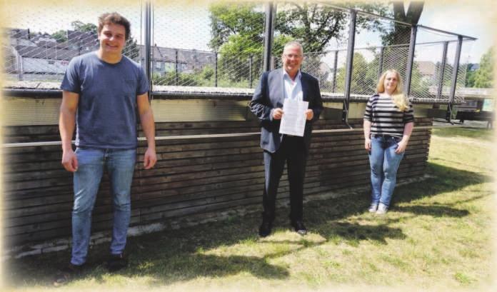 Auf dem Bild (von links): Erster Vorsitzender Martin Häßler, Erster Bürgermeister Stefan Busch und Nina Meister von der Landjugend Auf dem Bild (von links): Erster Vorsitzender Martin Häßler, Erster Bürgermeister Stefan Busch und Nina Meister von der Landjugend