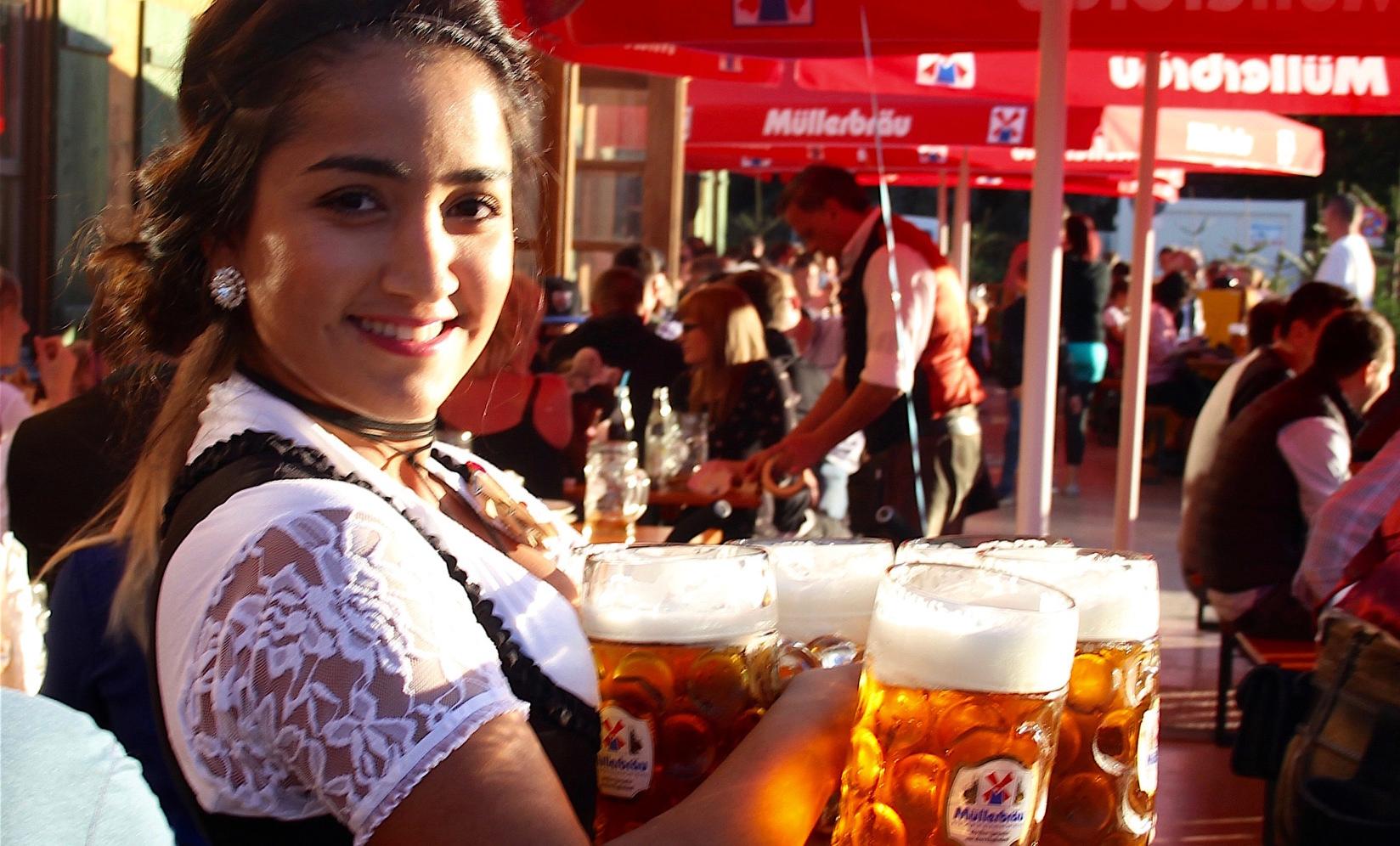 Bei schönem Wetter lassen die Festwirte in den Biergärten vor den Zelten servieren. Foto: Herchenbach Bei schönem Wetter lassen die Festwirte in den Biergärten vor den Zelten servieren. Foto: Herchenbach