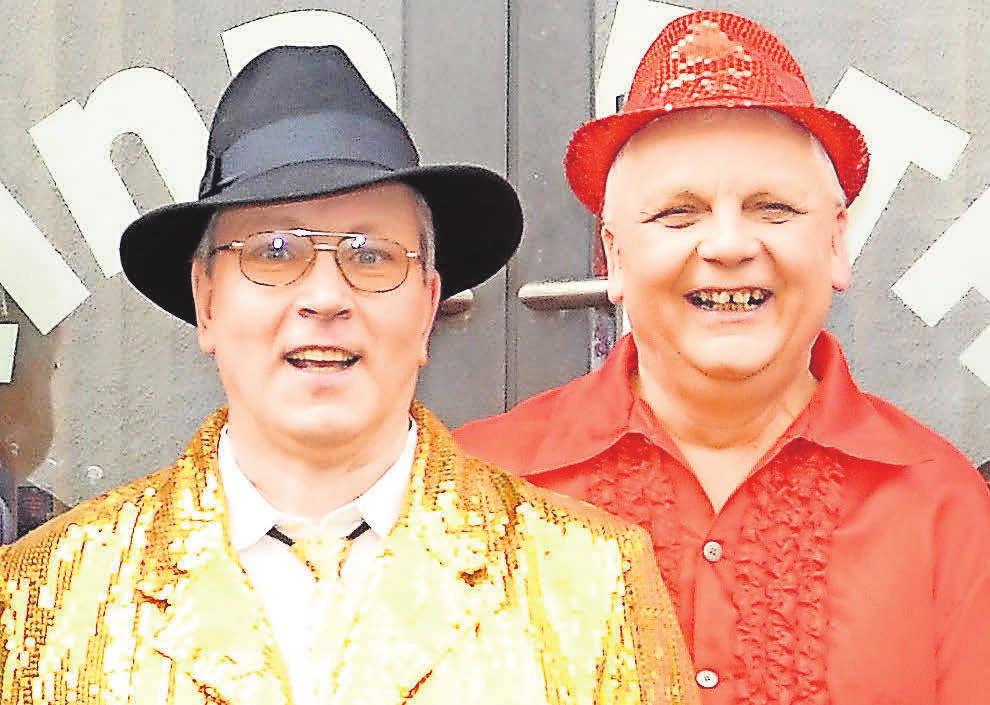 Peter Gärtner (links) und Rolf Ohlendorf so wie sie ihr Publikum kennt: Schillernde und liebenswerte Theatermacher. Das Foto stammt aus dem Jahr 2017 von der Feier zum 20-jährigen Jubiläum. Foto: Privat Peter Gärtner (links) und Rolf Ohlendorf so wie sie ihr Publikum kennt: Schillernde und liebenswerte Theatermacher. Das Foto stammt aus dem Jahr 2017 von der Feier zum 20-jährigen Jubiläum. Foto: Privat