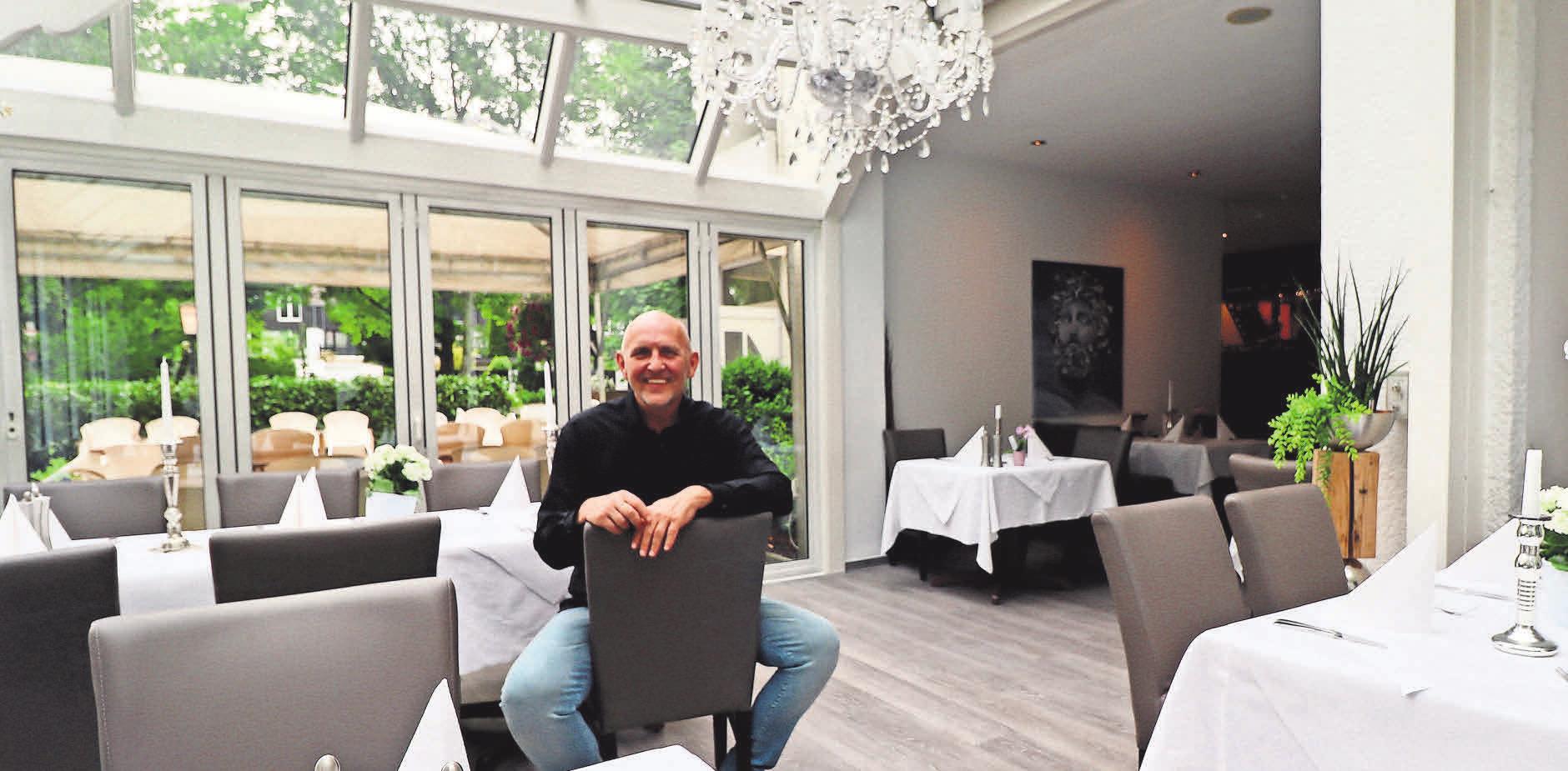 Rolf Kootsch tischt den Gästen im Restaurant Zeus authentische griechische Speisen auf, ebenso aber saisonale deutsche Gerichte. Rolf Kootsch tischt den Gästen im Restaurant Zeus authentische griechische Speisen auf, ebenso aber saisonale deutsche Gerichte.