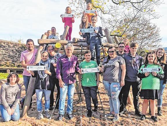 Auf der Freusburg spendierte Herbergsvater Jürgen Hof Wegweiser für den Giebelwald. Foto: privat Auf der Freusburg spendierte Herbergsvater Jürgen Hof Wegweiser für den Giebelwald. Foto: privat
