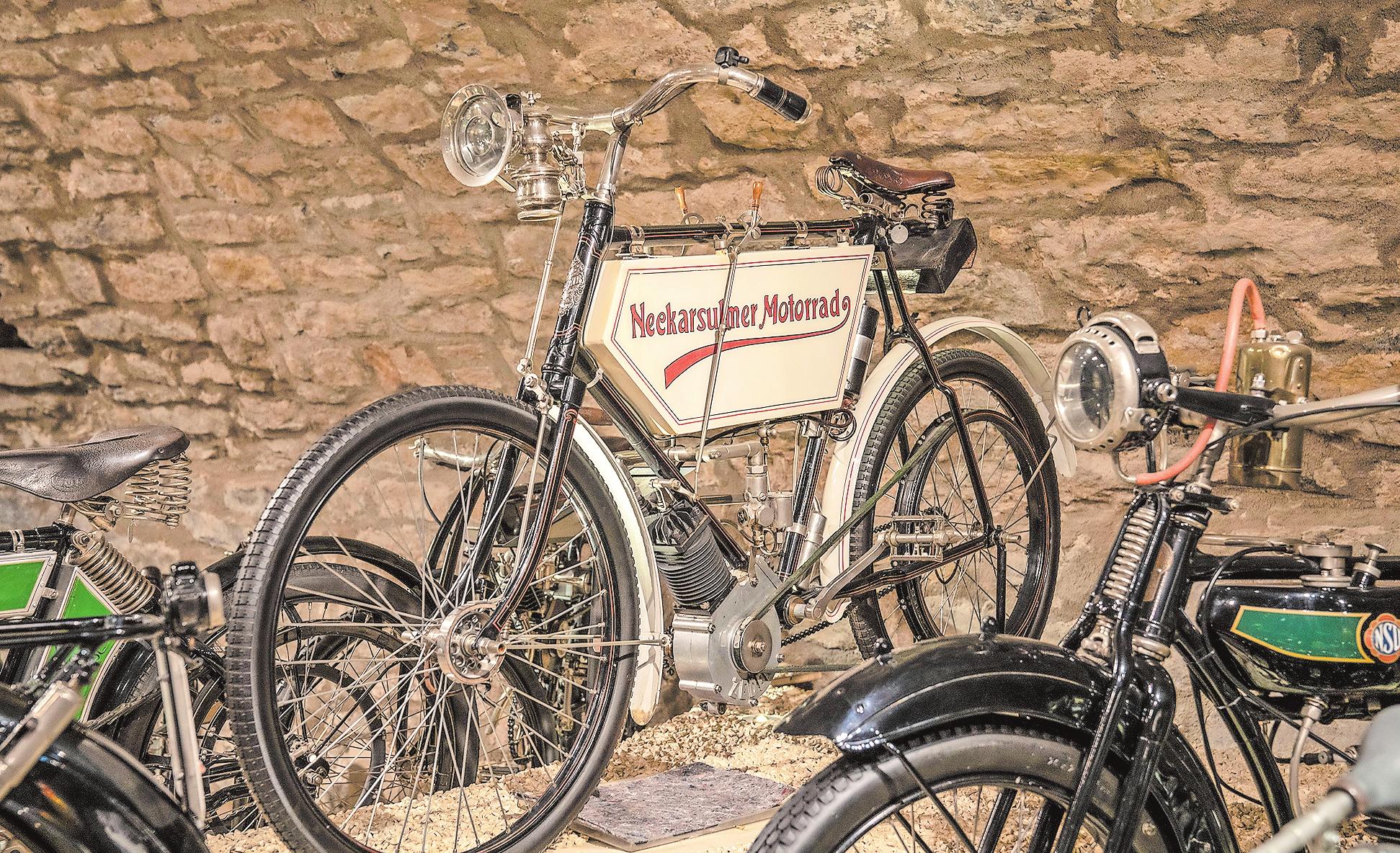 Damals sorgte ein Verbrennungsmotor für Ausdauer und Geschwindigkeit. Damals sorgte ein Verbrennungsmotor für Ausdauer und Geschwindigkeit.