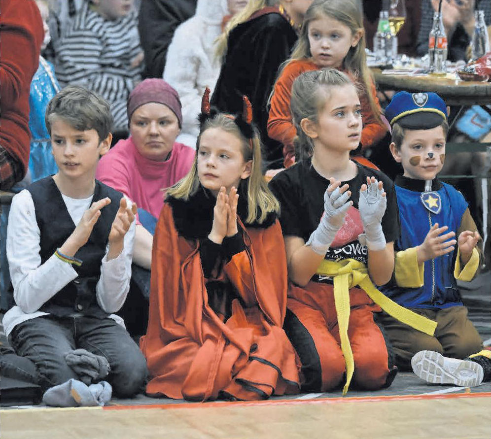 Klatschen ordentlich mit: Die Besucher des Kinderkarnevals haben eine Menge Spaß. Klatschen ordentlich mit: Die Besucher des Kinderkarnevals haben eine Menge Spaß.