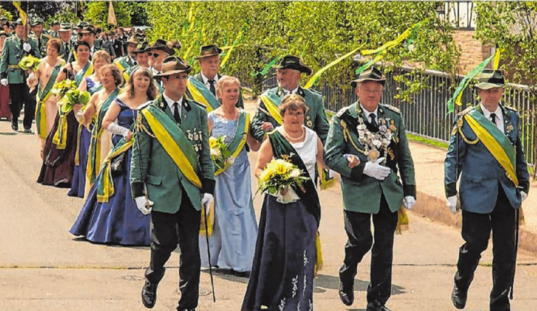 Der Festzug führt traditionell über die Ederbrücke – wie hier 2009 mit dem Schützenkönig Manfred Müller und seiner Mitregentin Heidrun Klos. Foto: Verein Der Festzug führt traditionell über die Ederbrücke – wie hier 2009 mit dem Schützenkönig Manfred Müller und seiner Mitregentin Heidrun Klos. Foto: Verein
