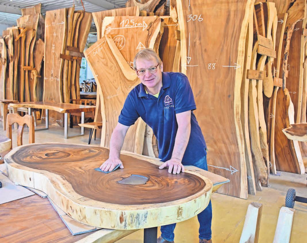 „Teak Team“-Chef Friedrich Jäger recycelt charakterstarkes Tropenholz und verwandelt es in zauberhafte Tische. Foto: Graap „Teak Team“-Chef Friedrich Jäger recycelt charakterstarkes Tropenholz und verwandelt es in zauberhafte Tische. Foto: Graap