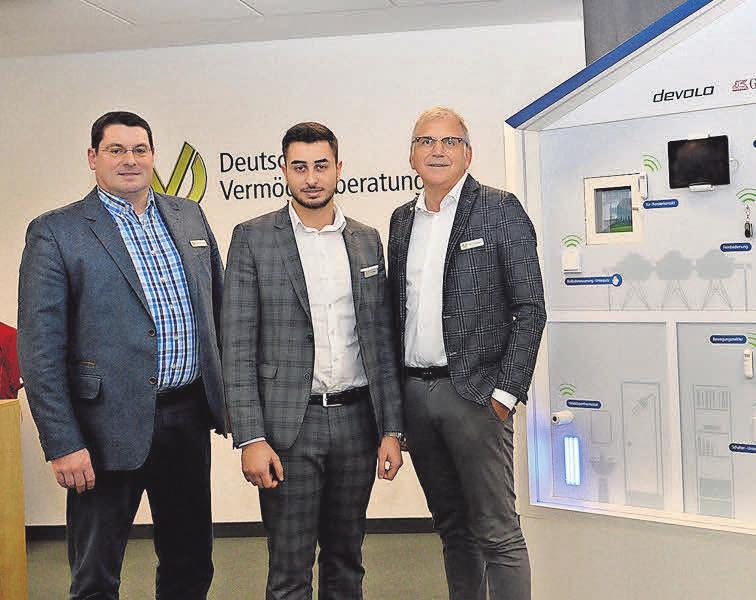 Martin Buerschaper (von links), Can Akyel und Maik Klußmann von der Deutschen Vermögenberatung stellen das Smart-Home-Modell im Beratungscenter an der Marktstraße vor. Foto: Franka Haak Martin Buerschaper (von links), Can Akyel und Maik Klußmann von der Deutschen Vermögenberatung stellen das Smart-Home-Modell im Beratungscenter an der Marktstraße vor. Foto: Franka Haak