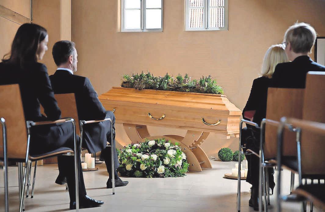 Abstand halten – auch wenn es schwerfällt – ist auch bei Trauerfeiern oberstes Gebot. Foto: BDB Abstand halten – auch wenn es schwerfällt – ist auch bei Trauerfeiern oberstes Gebot. Foto: BDB