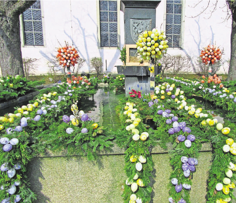 Zum Ostermarkt ist der Brunnen österlich geschmückt. Fotos: H. Gräf Zum Ostermarkt ist der Brunnen österlich geschmückt. Fotos: H. Gräf