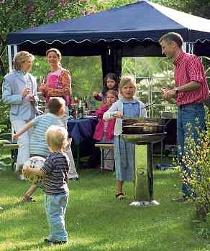 Vorsicht, wenn Kinder mit dabei sind: Damit es bei der Grillparty nicht zu Unfällen kommt, sollten Eltern den Nachwuchs genau im Auge behalten. Foto: gms Vorsicht, wenn Kinder mit dabei sind: Damit es bei der Grillparty nicht zu Unfällen kommt, sollten Eltern den Nachwuchs genau im Auge behalten. Foto: gms