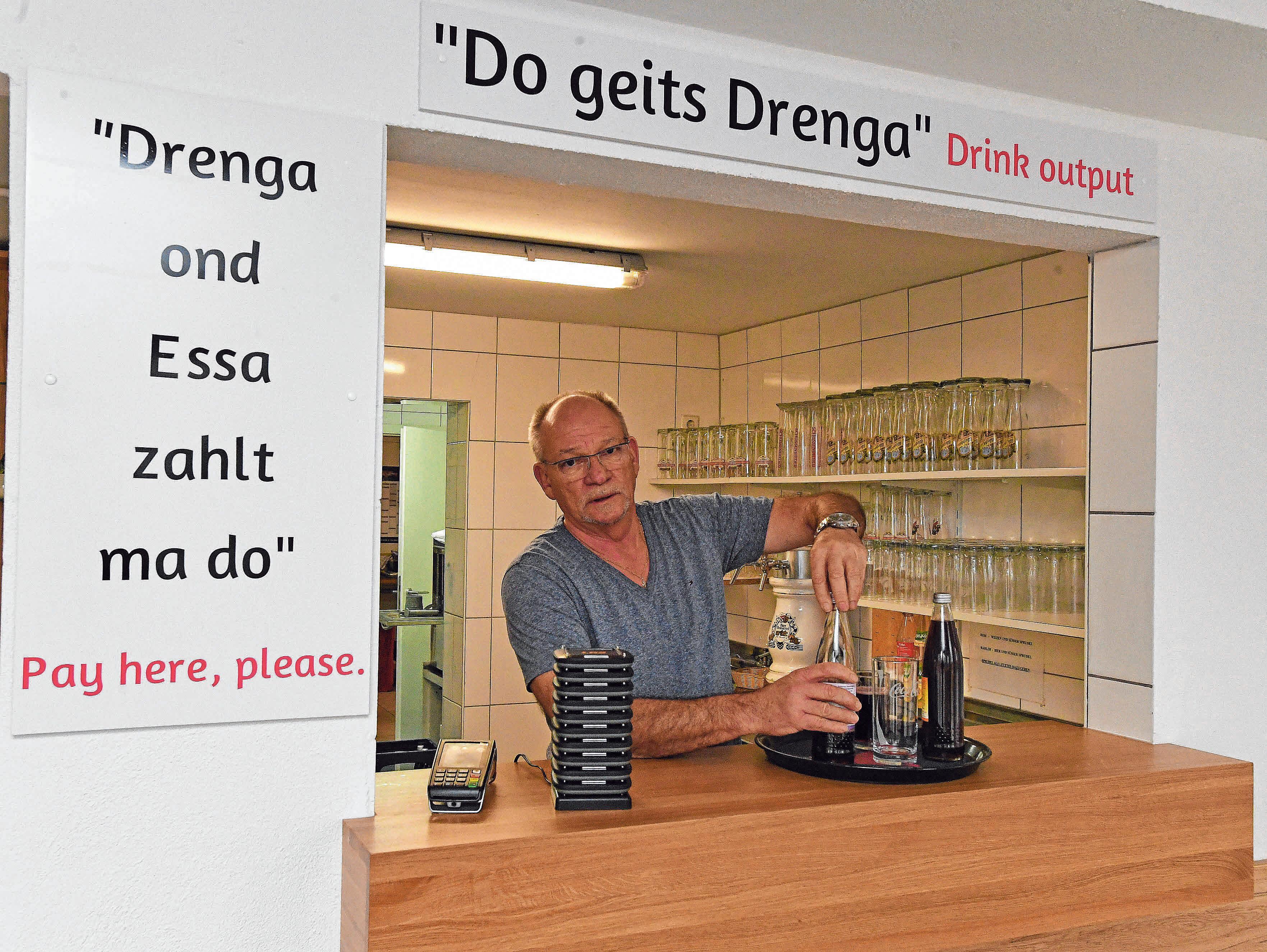 Schwäbisch und Englisch an der Kassen- und Getränkeausgabentheke. Schwäbisch und Englisch an der Kassen- und Getränkeausgabentheke.