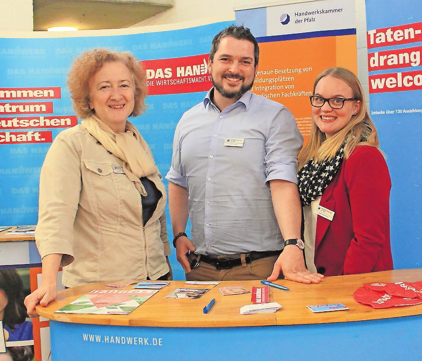 Standen auf der Ausbildungsbörse 2018 für Gespräche bereit (von links): Annelie Walter-Zeyer, Timo Layes und Studentencoach Carmen Winkelmann von der HWK Pfalz. FOTO: MONIKA KLEIN Standen auf der Ausbildungsbörse 2018 für Gespräche bereit (von links): Annelie Walter-Zeyer, Timo Layes und Studentencoach Carmen Winkelmann von der HWK Pfalz. FOTO: MONIKA KLEIN