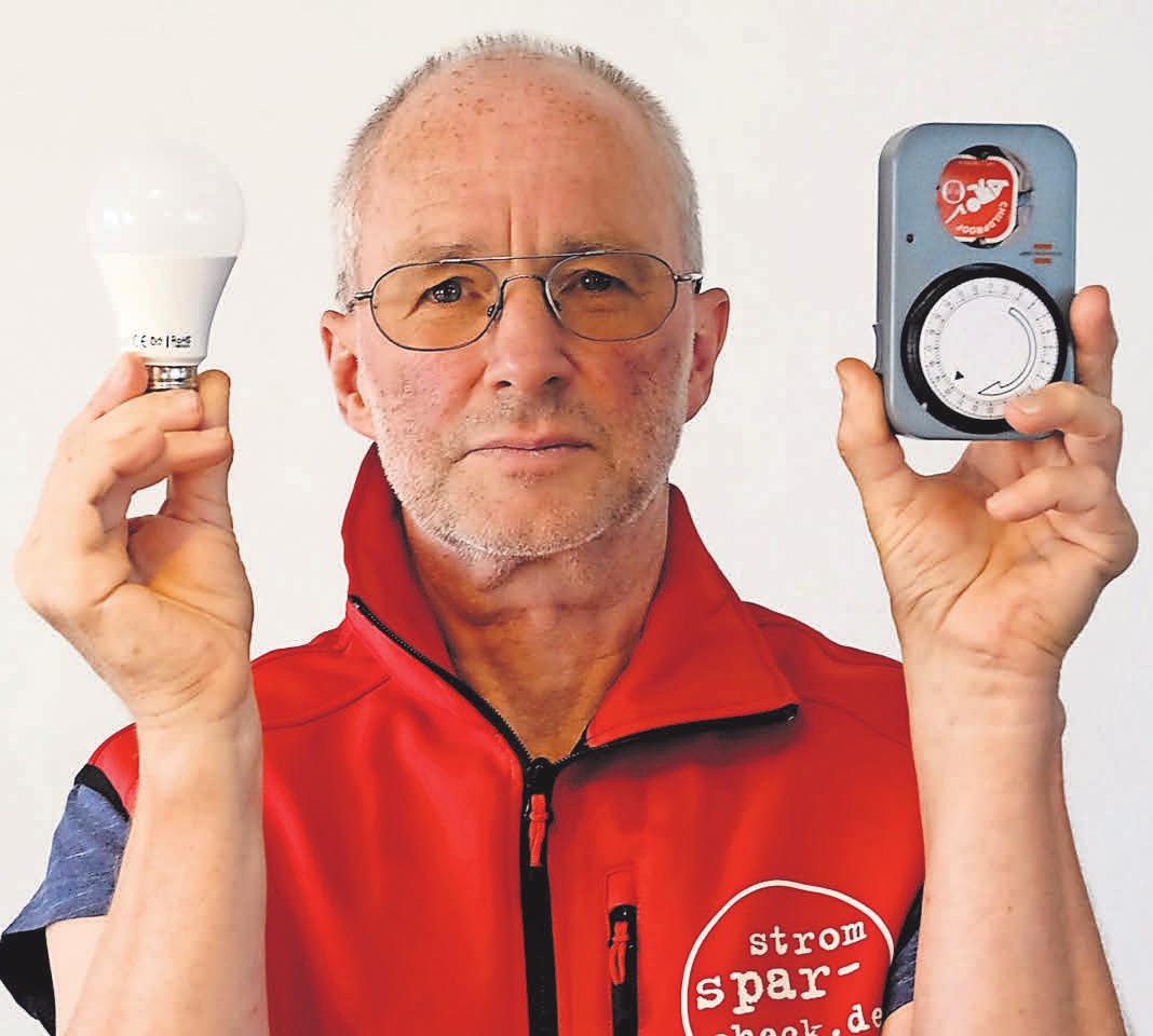 Stromsparhelfer Fritz Breckerbohm präsentiert Soforthilfen für einkommensschwache Haushalte. Foto: Harald Koch Stromsparhelfer Fritz Breckerbohm präsentiert Soforthilfen für einkommensschwache Haushalte. Foto: Harald Koch