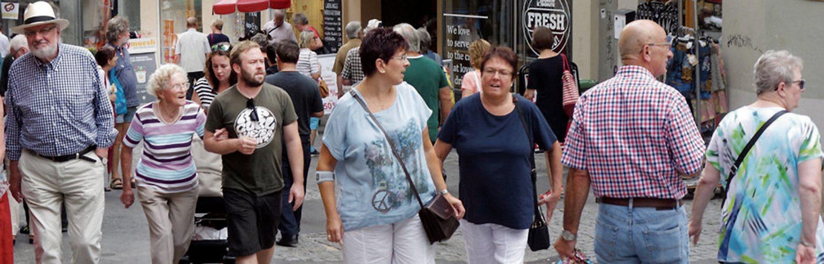 Morgen, am Sonntag, 19. September, ist von 13 bis 18 Uhr die Gelegenheit zu einem gemütlichen Stadtbummel: Es ist mal wieder verkaufsoffener Sonntag! Neues für den Herbst und Reduziertes vom Sommer gibt es zu kaufen, dazu lockt die unvergleichliche Atmosphäre der Umbrisch-Provenzalischen Genusstage, die ebenfalls noch bis Sonntag, 18 Uhr, andauern. Bild: Uhland2