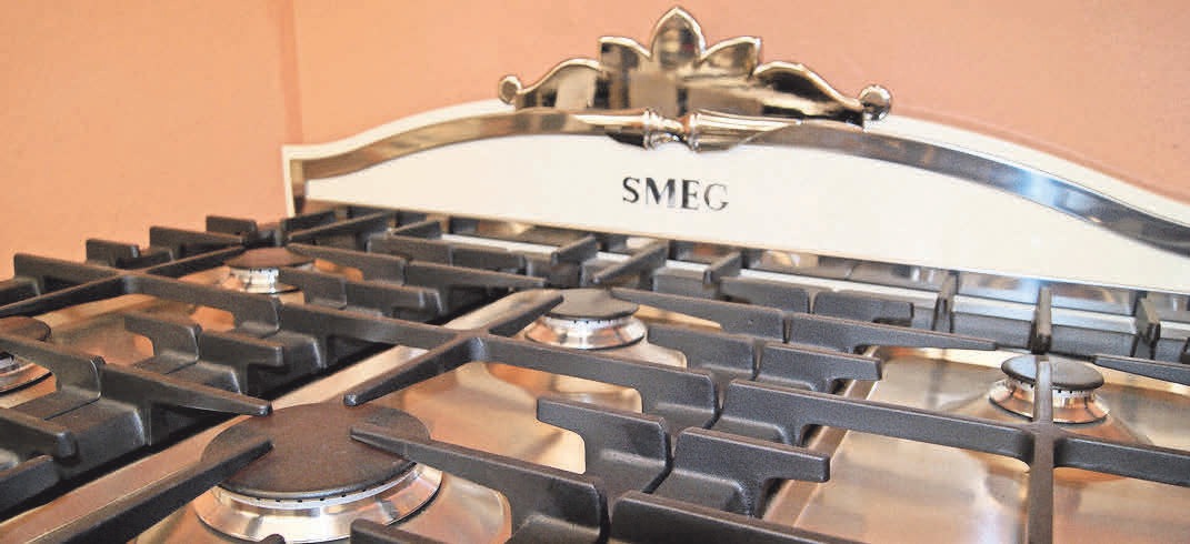 So stilvoll lässt es sich in der modernen Küche kochen und braten: Die SMEG-Gas-Kochzentren haben einige Raffinessen zu bieten. So stilvoll lässt es sich in der modernen Küche kochen und braten: Die SMEG-Gas-Kochzentren haben einige Raffinessen zu bieten.