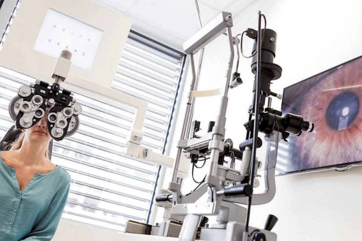 Augenoptiker und Optometristen können viel dazu beitragen, dass ein scharfer Blick nach vorne in jedem Lebensalter erhalten bleibt. Bilder: ZVA/Skamper Augenoptiker und Optometristen können viel dazu beitragen, dass ein scharfer Blick nach vorne in jedem Lebensalter erhalten bleibt. Bilder: ZVA/Skamper