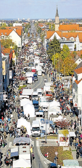 Über 200 Fieranten haben in der Bürgermeister-Wohlfarth-Straße ihre Buden mit einem abwechslungsreichen Warenangebot aufgebaut und freuen sich auf zahlreiche Besucher. Foto: Stadt Königsbrunn Über 200 Fieranten haben in der Bürgermeister-Wohlfarth-Straße ihre Buden mit einem abwechslungsreichen Warenangebot aufgebaut und freuen sich auf zahlreiche Besucher. Foto: Stadt Königsbrunn
