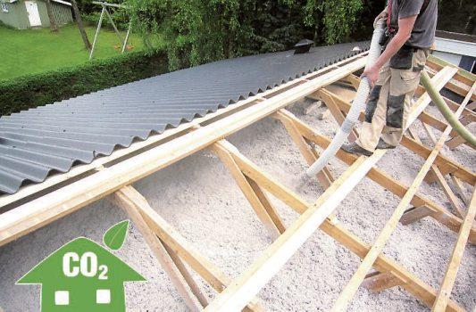 Bei einer VDI-Studie zum ökologischen Fußabdruck von Dämmstoffen schneidet Cellulose besonders gut ab. Das Einblasverfahren ermöglicht fugenloses Dämmen. Zudem reguliert die Cellulose das Raumklima und optimiert den Schallschutz. Bild: Climacell Bei einer VDI-Studie zum ökologischen Fußabdruck von Dämmstoffen schneidet Cellulose besonders gut ab. Das Einblasverfahren ermöglicht fugenloses Dämmen. Zudem reguliert die Cellulose das Raumklima und optimiert den Schallschutz. Bild: Climacell