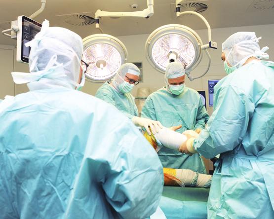 Prof. Nöth und sein Team prüfen die Funktion eines implantierten Kniegelenkes Prof. Nöth und sein Team prüfen die Funktion eines implantierten Kniegelenkes