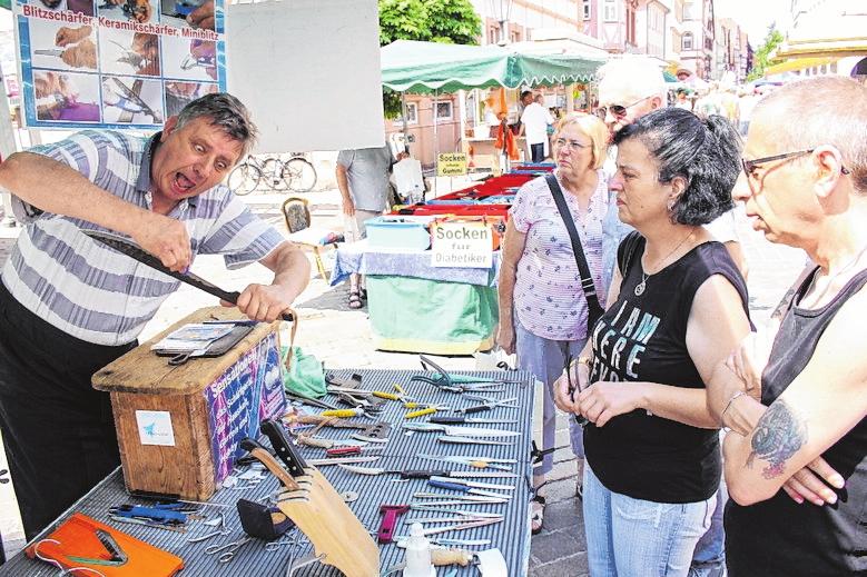 Die traditionellen Fieranten garantieren beim Maimarkt wieder ein breit gefächertes Sortiment. FOTO: JÜRGEN KAMM Die traditionellen Fieranten garantieren beim Maimarkt wieder ein breit gefächertes Sortiment. FOTO: JÜRGEN KAMM