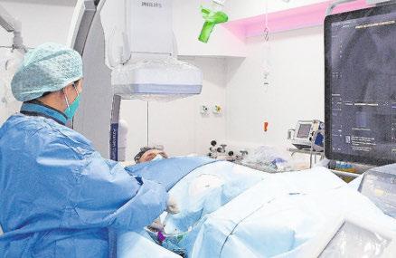 Oberärztin in der Inneren Medizin/Kardiologie, Dr. Chia-Hui Chen, bei der Vorbereitung einer Untersuchung im Herzkatheterlabor. Foto: Astrid Anna Oertel Oberärztin in der Inneren Medizin/Kardiologie, Dr. Chia-Hui Chen, bei der Vorbereitung einer Untersuchung im Herzkatheterlabor. Foto: Astrid Anna Oertel